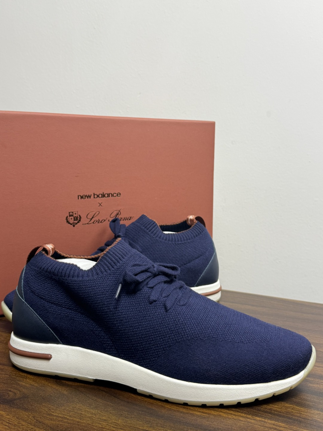 Loro Piana 针织袜套鞋​​，鞋面是针织/网眼袜套设计，整体造型是"静奢运动风"——远看像普通运动鞋，近看质感拉