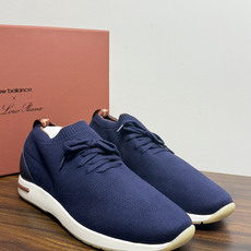 Loro Piana 针织袜套鞋,鞋面是针织/网眼袜套设计,整体造型是"静奢运动风"——远看像普通运动鞋,近看质感拉 Loro Piana 针织袜套鞋,鞋面是针织/网眼袜套设计,整体造型是"静奢运动风"——远看像普通运动鞋,近看质感拉