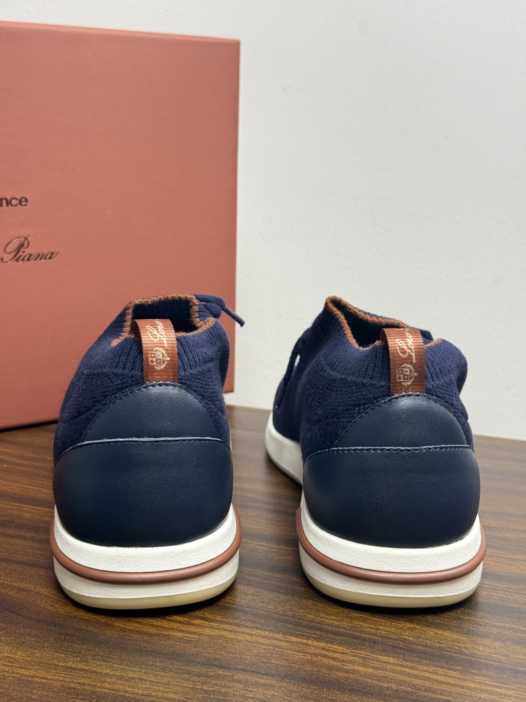 Loro Piana 针织袜套鞋​​，鞋面是针织/网眼袜套设计，整体造型是"静奢运动风"——远看像普通运动鞋，近看质感拉