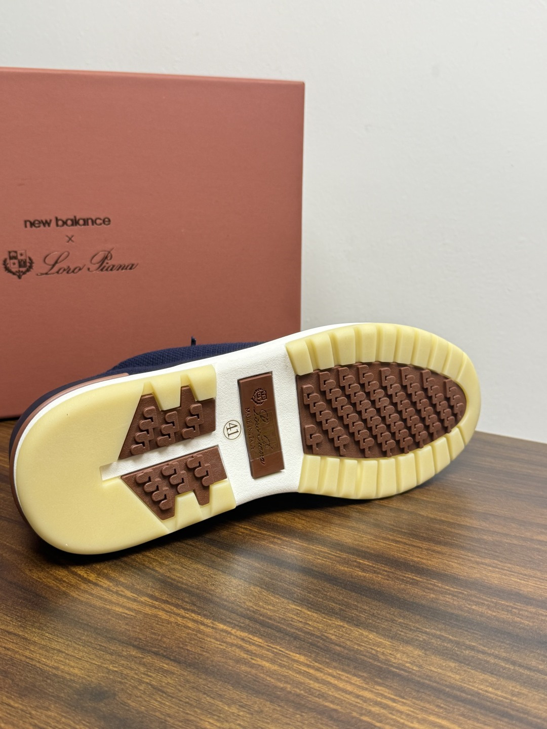 Loro Piana 针织袜套鞋​​，鞋面是针织/网眼袜套设计，整体造型是"静奢运动风"——远看像普通运动鞋，近看质感拉