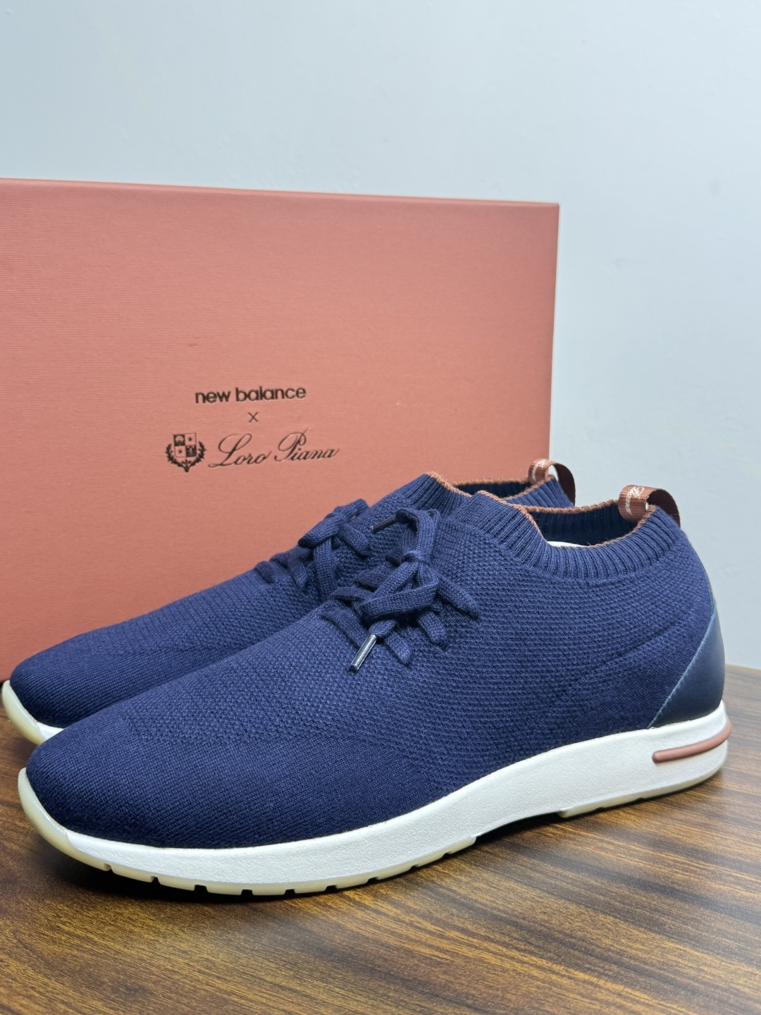 Loro Piana 针织袜套鞋​​，鞋面是针织/网眼袜套设计，整体造型是"静奢运动风"——远看像普通运动鞋，近看质感拉