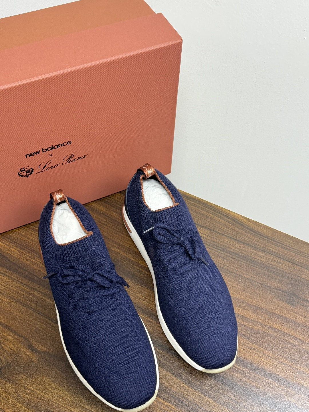 Loro Piana 针织袜套鞋​​，鞋面是针织/网眼袜套设计，整体造型是"静奢运动风"——远看像普通运动鞋，近看质感拉