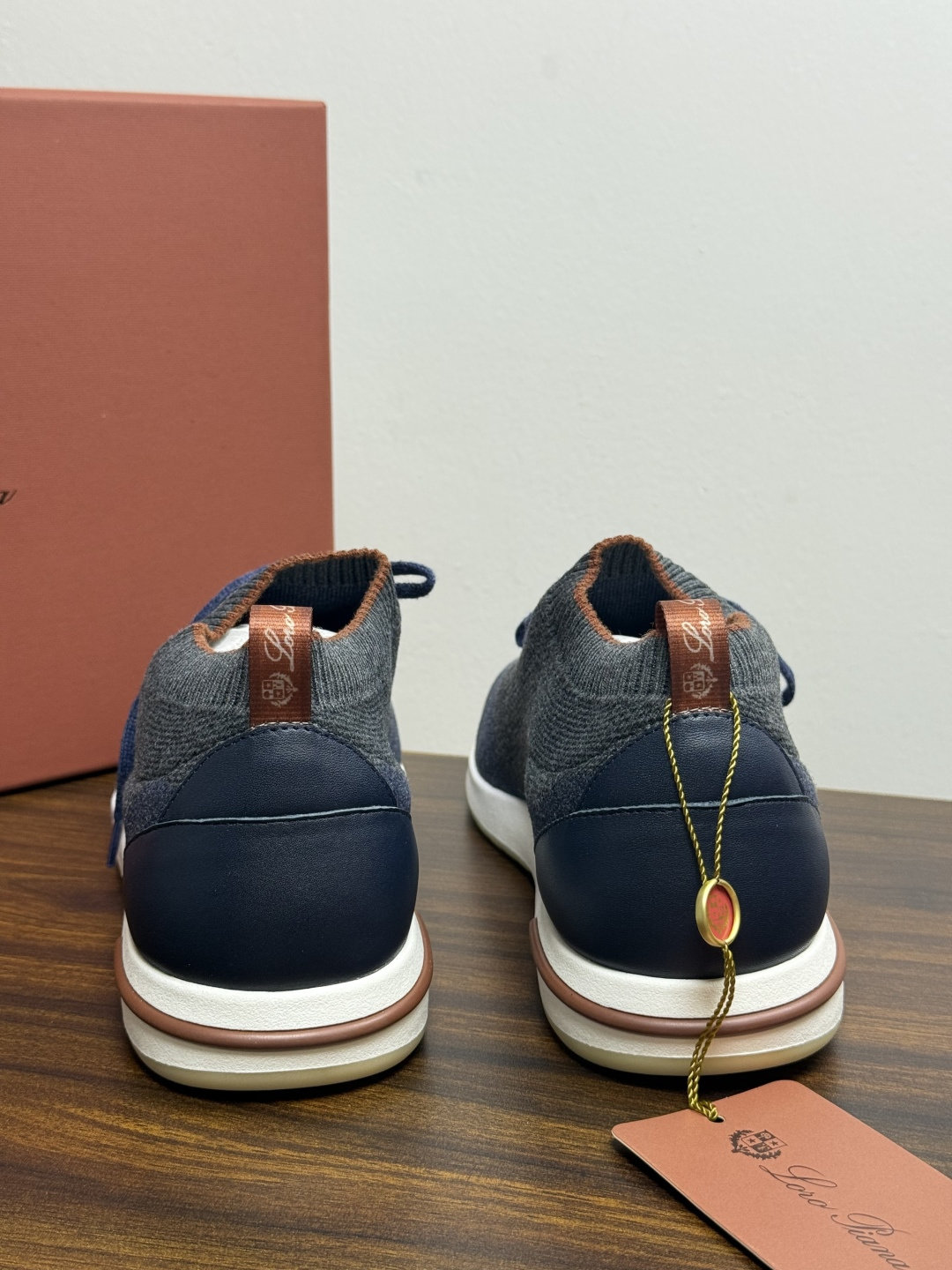 Loro Piana 针织袜套鞋​​，鞋面是针织/网眼袜套设计，整体造型是"静奢运动风"——远看像普通运动鞋，近看质感拉