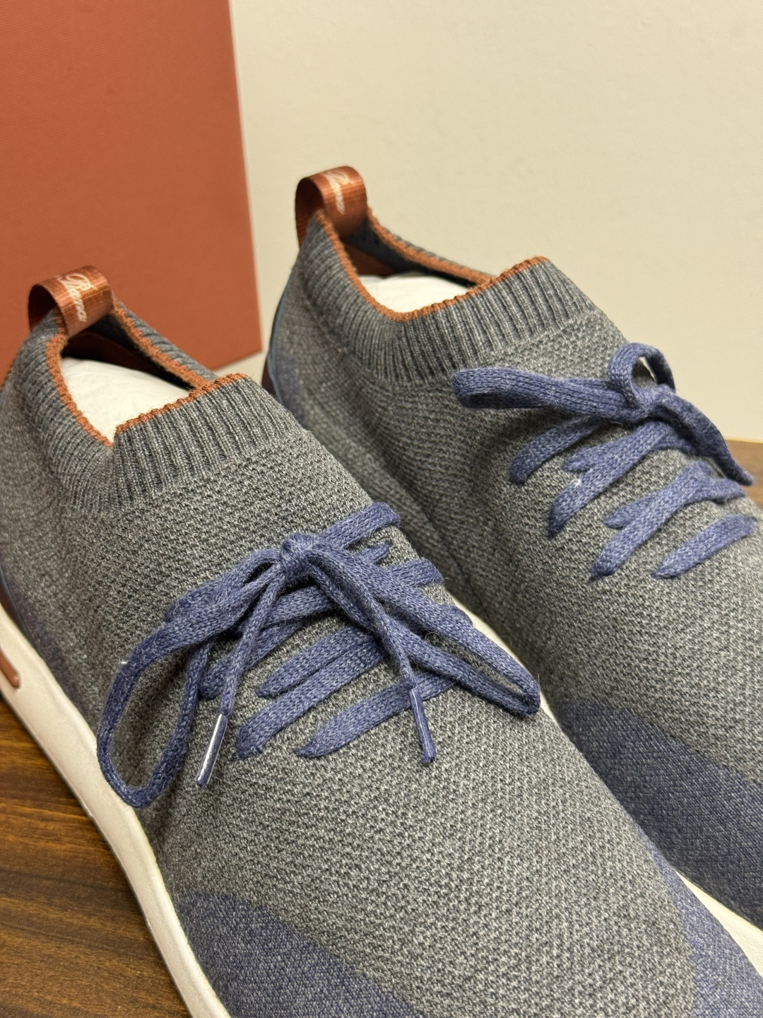 Loro Piana 针织袜套鞋​​，鞋面是针织/网眼袜套设计，整体造型是"静奢运动风"——远看像普通运动鞋，近看质感拉