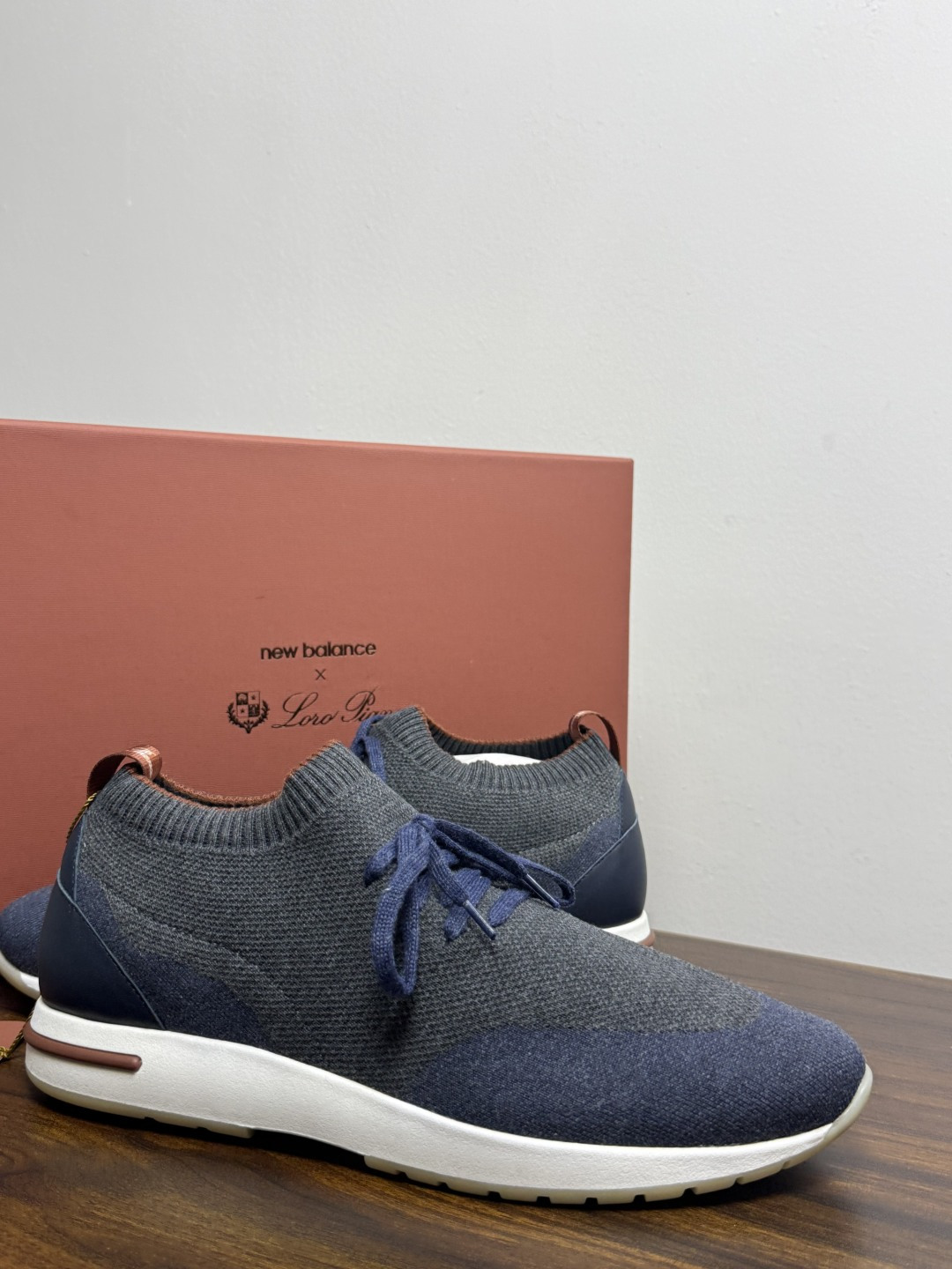 Loro Piana 针织袜套鞋​​，鞋面是针织/网眼袜套设计，整体造型是"静奢运动风"——远看像普通运动鞋，近看质感拉