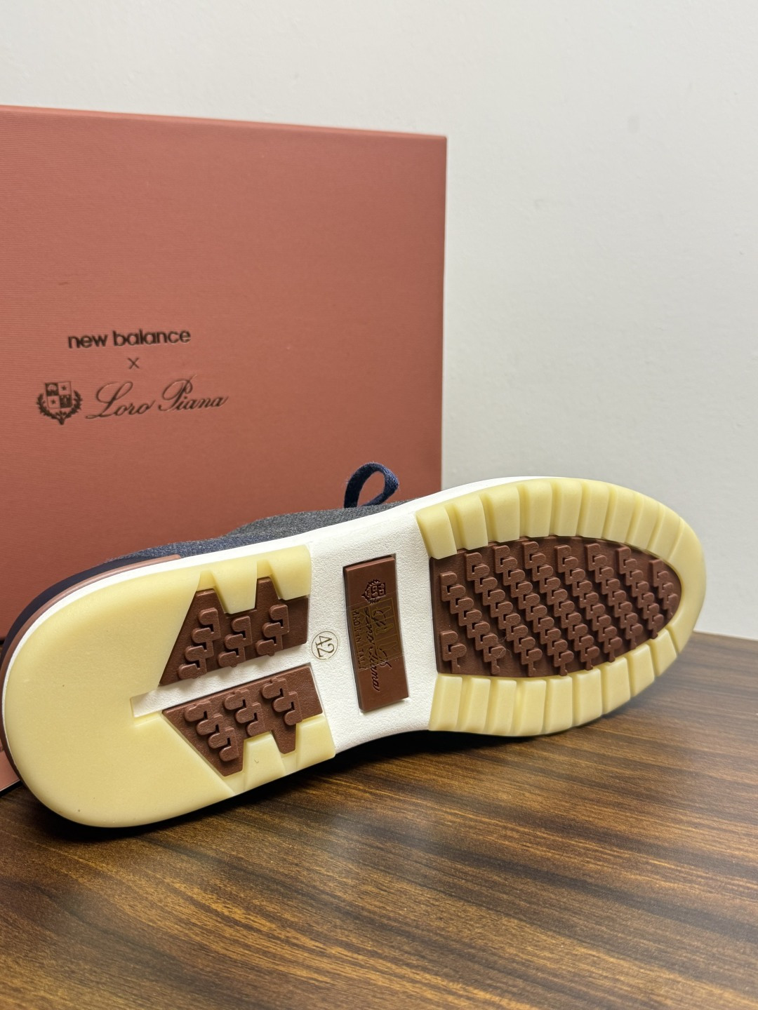 Loro Piana 针织袜套鞋​​，鞋面是针织/网眼袜套设计，整体造型是"静奢运动风"——远看像普通运动鞋，近看质感拉