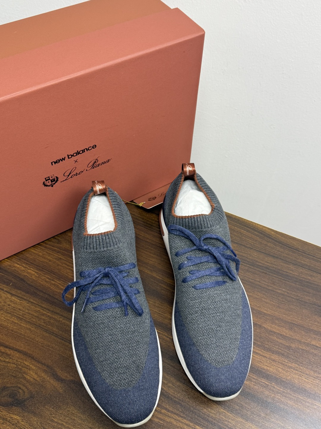 Loro Piana 针织袜套鞋​​，鞋面是针织/网眼袜套设计，整体造型是"静奢运动风"——远看像普通运动鞋，近看质感拉