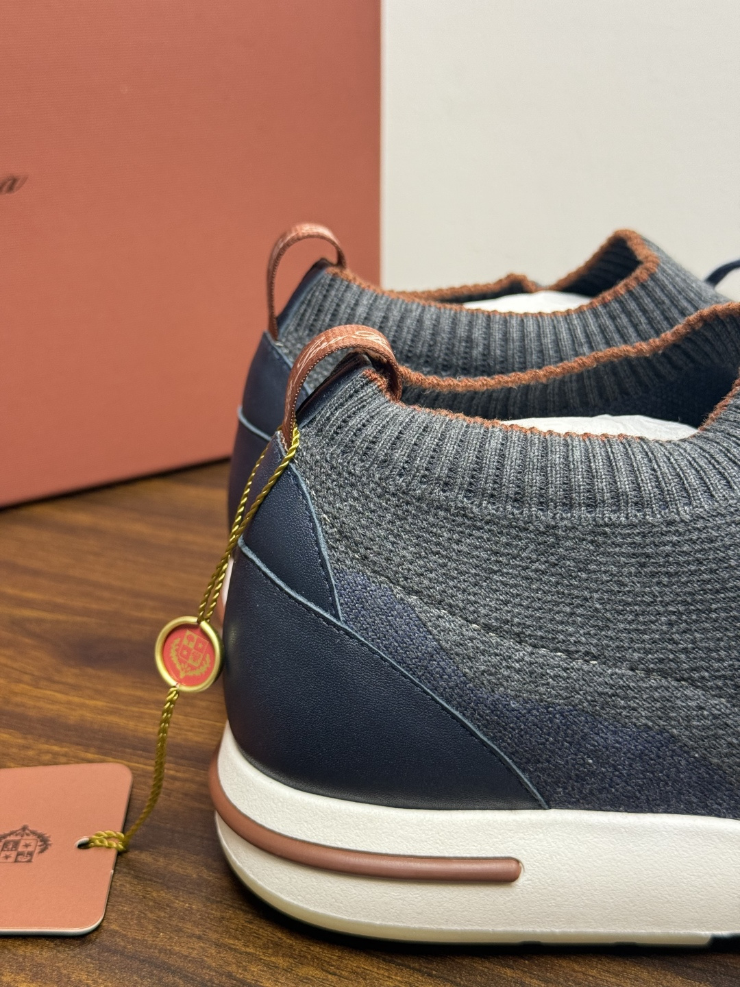 Loro Piana 针织袜套鞋​​，鞋面是针织/网眼袜套设计，整体造型是"静奢运动风"——远看像普通运动鞋，近看质感拉