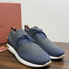 Loro Piana 针织袜套鞋,鞋面是针织/网眼袜套设计,整体造型是"静奢运动风"——远看像普通运动鞋,近看质感拉 Loro Piana 针织袜套鞋,鞋面是针织/网眼袜套设计,整体造型是"静奢运动风"——远看像普通运动鞋,近看质感拉