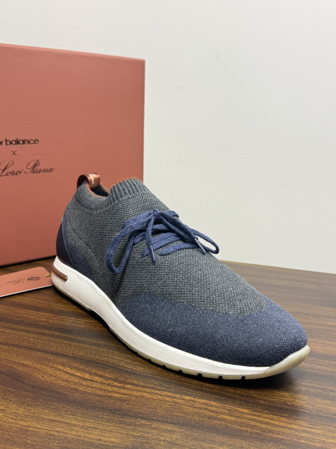 Loro Piana 针织袜套鞋​​，鞋面是针织/网眼袜套设计，整体造型是"静奢运动风"——远看像普通运动鞋，近看质感拉