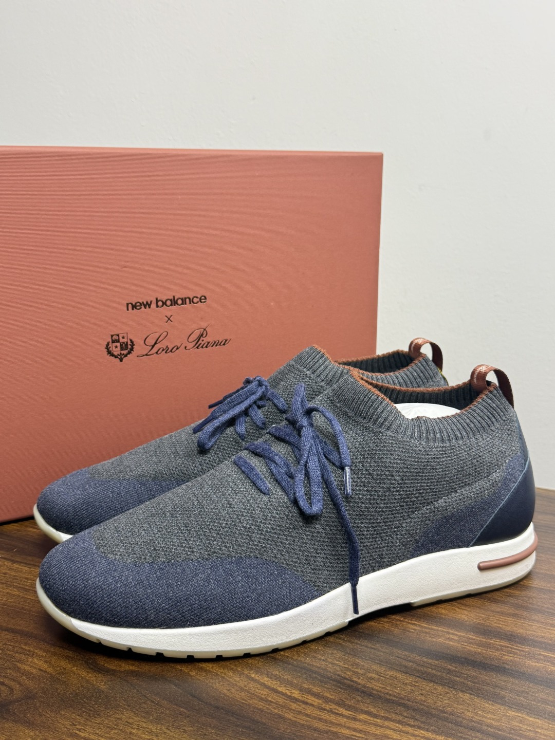 Loro Piana 针织袜套鞋​​，鞋面是针织/网眼袜套设计，整体造型是"静奢运动风"——远看像普通运动鞋，近看质感拉
