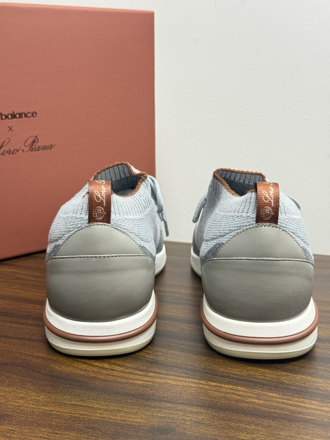 Loro Piana 针织袜套鞋​​，鞋面是针织/网眼袜套设计，整体造型是"静奢运动风"——远看像普通运动鞋，近看质感拉