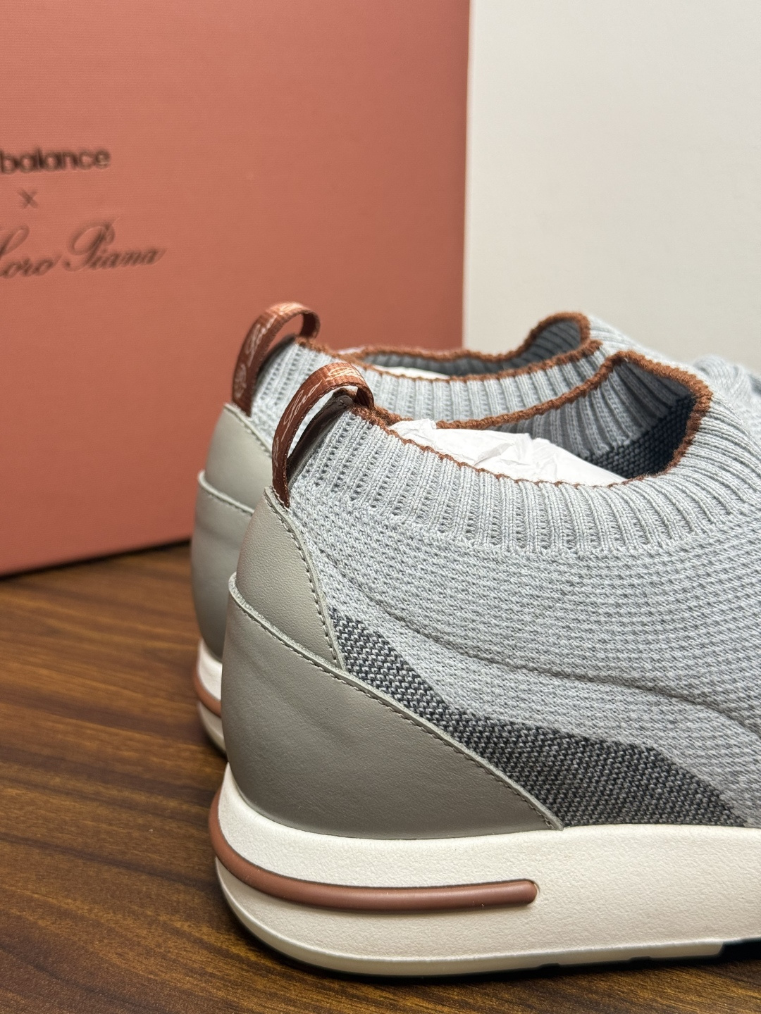 Loro Piana 针织袜套鞋​​，鞋面是针织/网眼袜套设计，整体造型是"静奢运动风"——远看像普通运动鞋，近看质感拉
