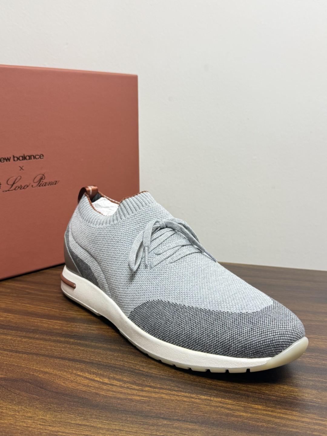 Loro Piana 针织袜套鞋​​，鞋面是针织/网眼袜套设计，整体造型是"静奢运动风"——远看像普通运动鞋，近看质感拉
