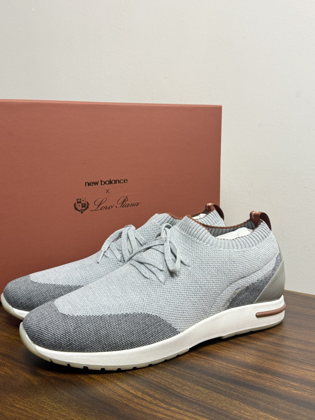 Loro Piana 针织袜套鞋​​，鞋面是针织/网眼袜套设计，整体造型是"静奢运动风"——远看像普通运动鞋，近看质感拉