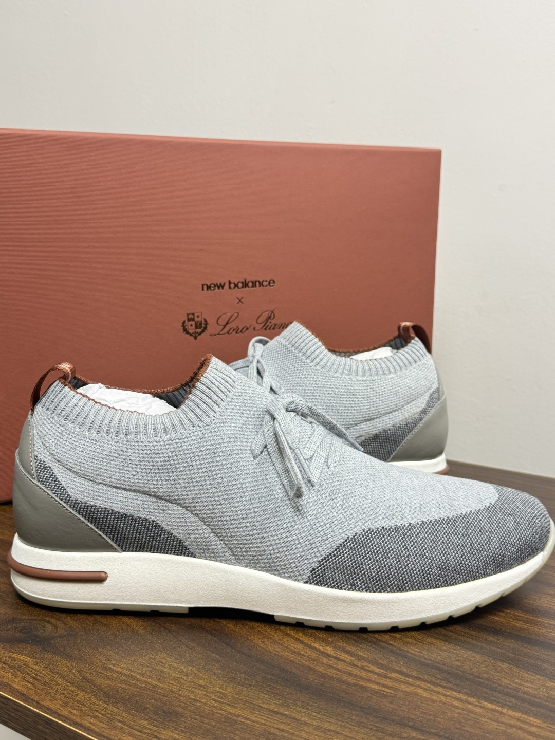 Loro Piana 针织袜套鞋​​，鞋面是针织/网眼袜套设计，整体造型是"静奢运动风"——远看像普通运动鞋，近看质感拉