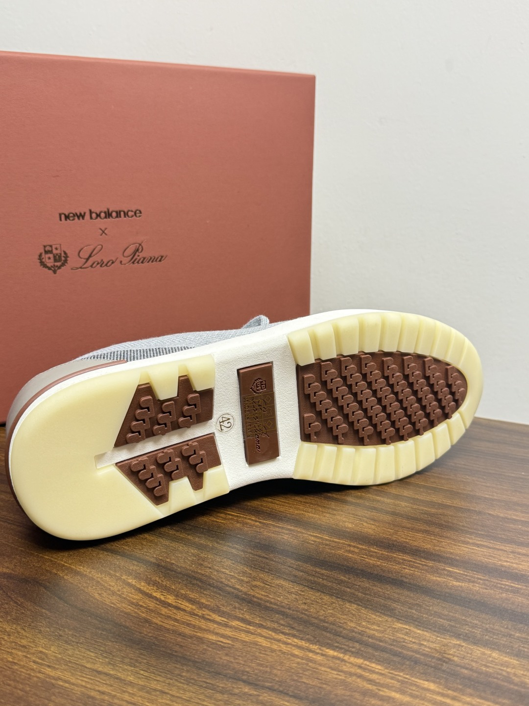 Loro Piana 针织袜套鞋​​，鞋面是针织/网眼袜套设计，整体造型是"静奢运动风"——远看像普通运动鞋，近看质感拉
