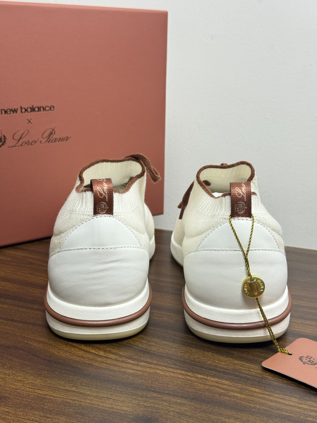 Loro Piana 针织袜套鞋​​，鞋面是针织/网眼袜套设计，整体造型是"静奢运动风"——远看像普通运动鞋，近看质感拉