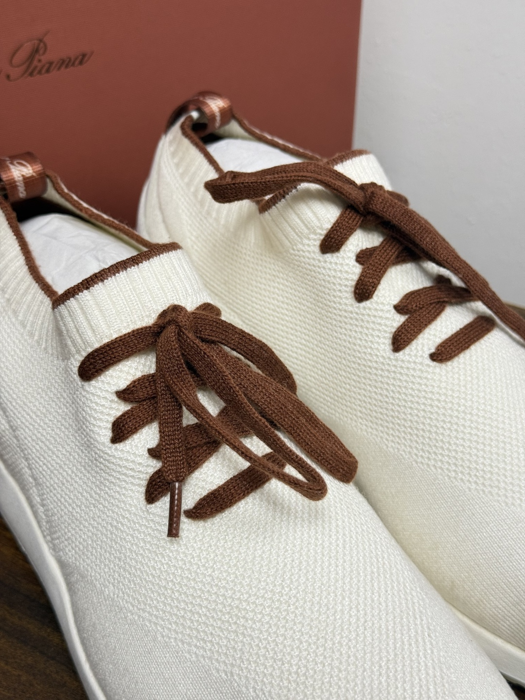 Loro Piana 针织袜套鞋​​，鞋面是针织/网眼袜套设计，整体造型是"静奢运动风"——远看像普通运动鞋，近看质感拉