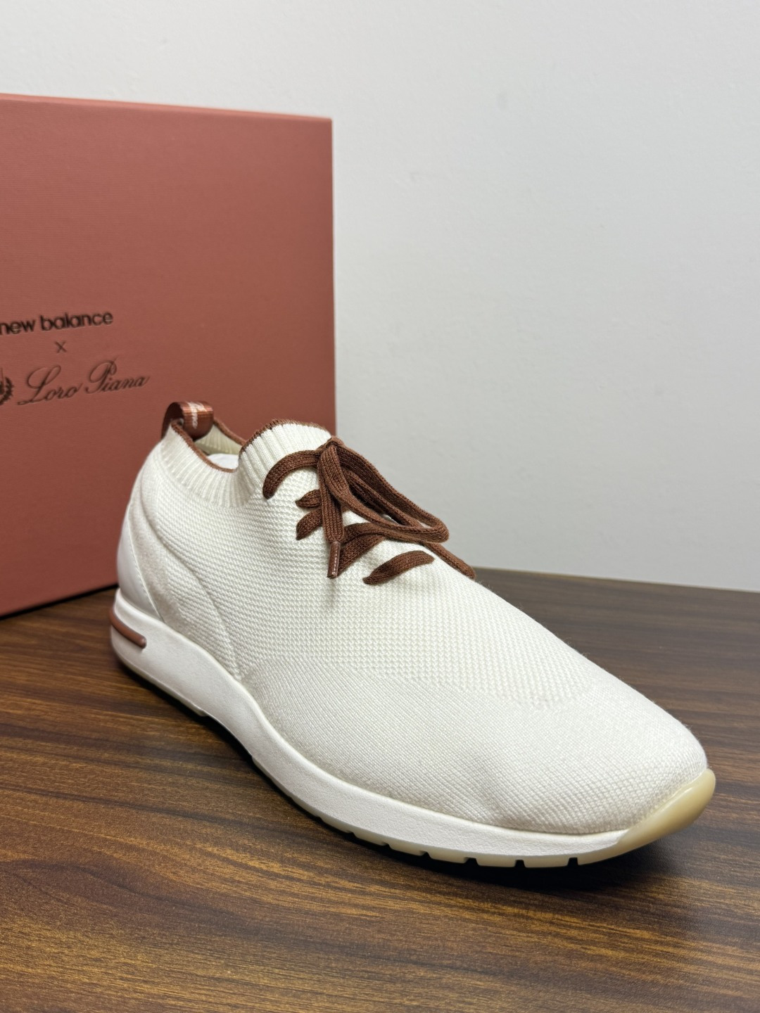 Loro Piana 针织袜套鞋​​，鞋面是针织/网眼袜套设计，整体造型是"静奢运动风"——远看像普通运动鞋，近看质感拉