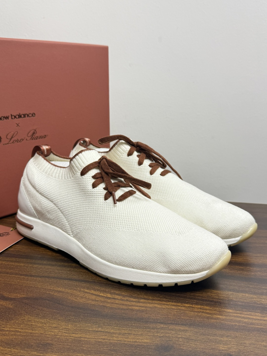 Loro Piana 针织袜套鞋,鞋面是针织/网眼袜套设计,整体造型是"静奢运动风"——远看像普通运动鞋,近看质感拉 Loro Piana 针织袜套鞋,鞋面是针织/网眼袜套设计,整体造型是"静奢运动风"——远看像普通运动鞋,近看质感拉