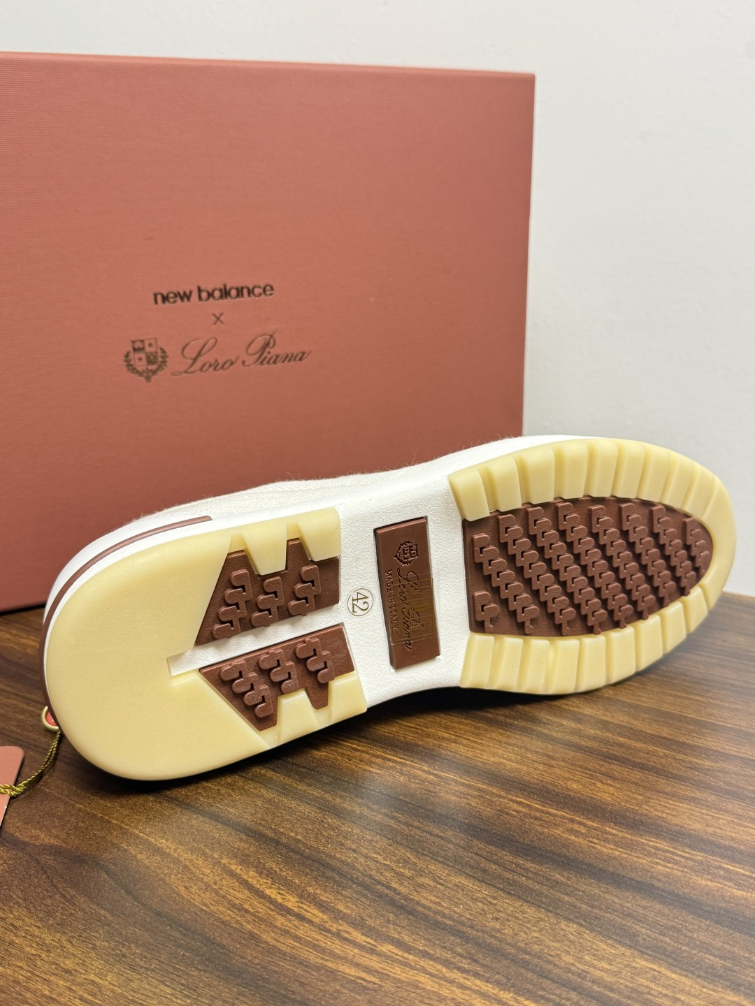 Loro Piana 针织袜套鞋​​，鞋面是针织/网眼袜套设计，整体造型是"静奢运动风"——远看像普通运动鞋，近看质感拉
