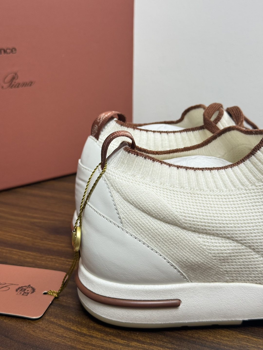 Loro Piana 针织袜套鞋​​，鞋面是针织/网眼袜套设计，整体造型是"静奢运动风"——远看像普通运动鞋，近看质感拉