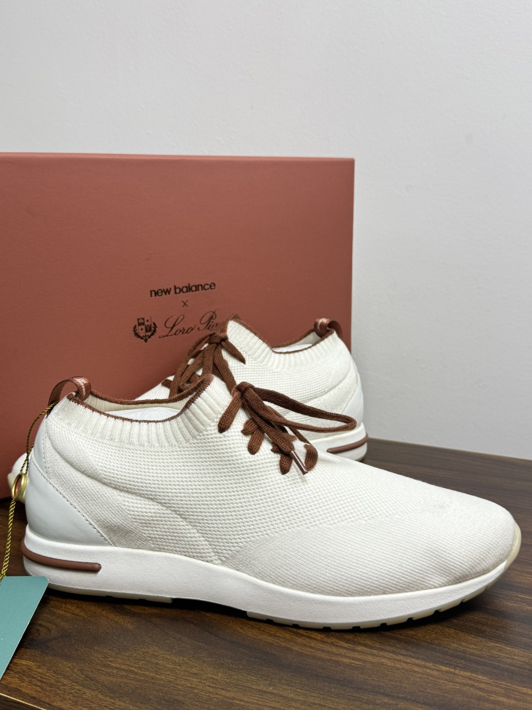 Loro Piana 针织袜套鞋​​，鞋面是针织/网眼袜套设计，整体造型是"静奢运动风"——远看像普通运动鞋，近看质感拉