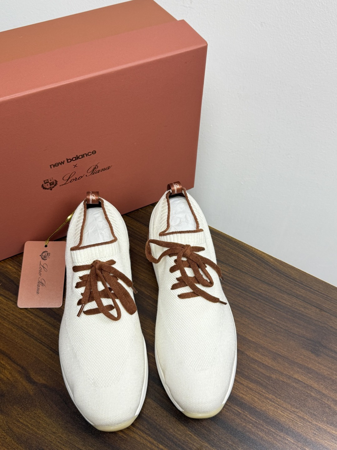 Loro Piana 针织袜套鞋​​，鞋面是针织/网眼袜套设计，整体造型是"静奢运动风"——远看像普通运动鞋，近看质感拉