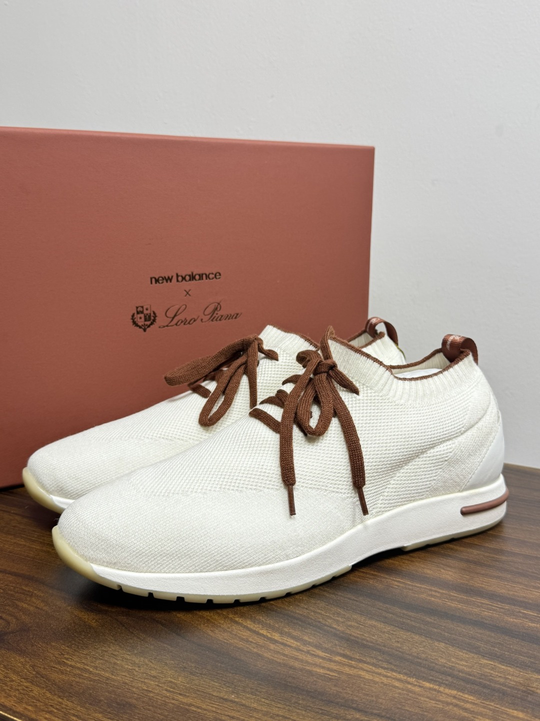 Loro Piana 针织袜套鞋​​，鞋面是针织/网眼袜套设计，整体造型是"静奢运动风"——远看像普通运动鞋，近看质感拉