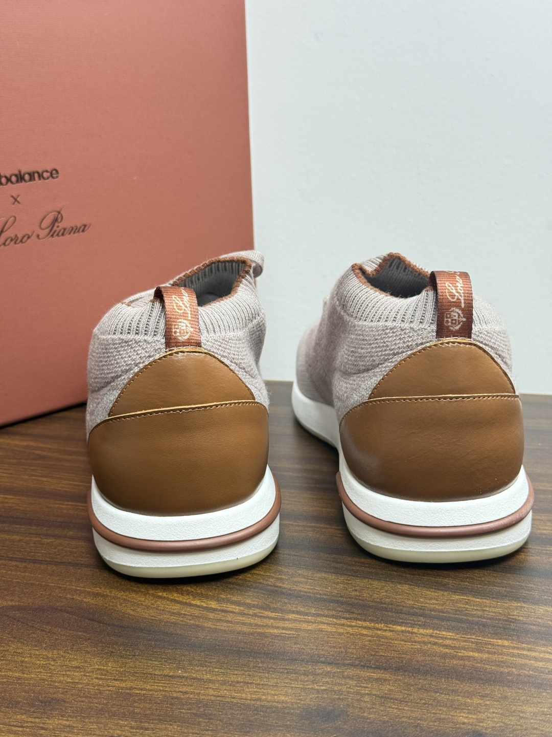 Loro Piana 针织袜套鞋​​，鞋面是针织/网眼袜套设计，整体造型是"静奢运动风"——远看像普通运动鞋，近看质感拉