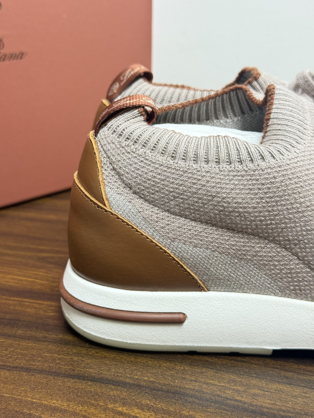 Loro Piana 针织袜套鞋​​，鞋面是针织/网眼袜套设计，整体造型是"静奢运动风"——远看像普通运动鞋，近看质感拉