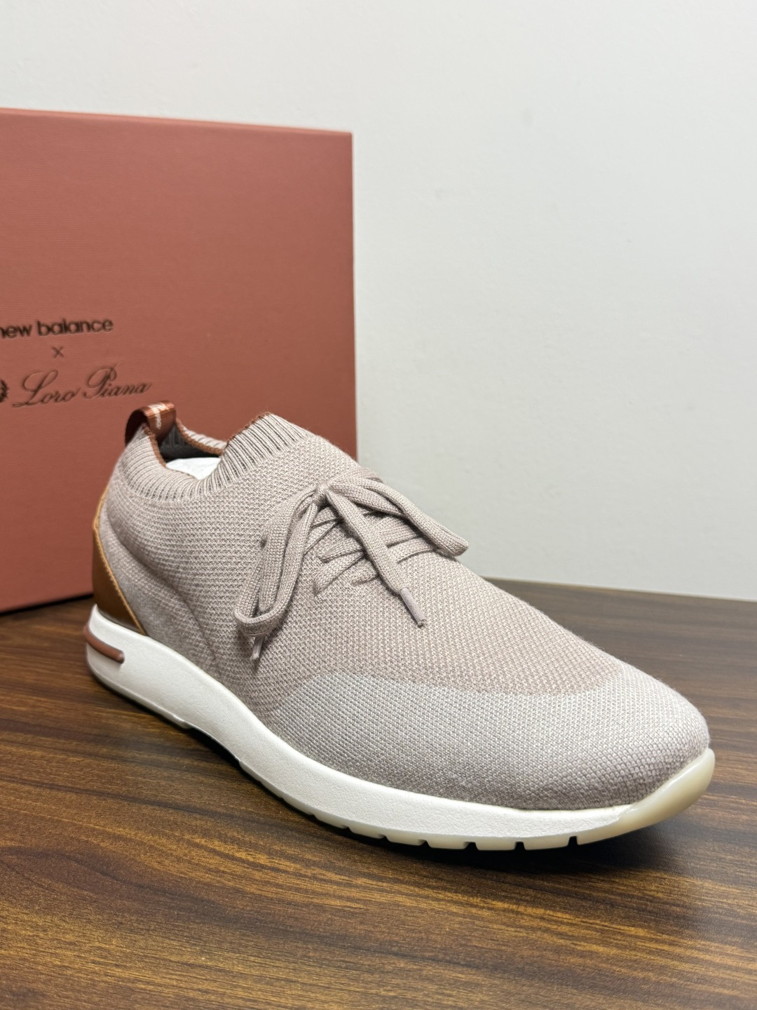 Loro Piana 针织袜套鞋​​，鞋面是针织/网眼袜套设计，整体造型是"静奢运动风"——远看像普通运动鞋，近看质感拉