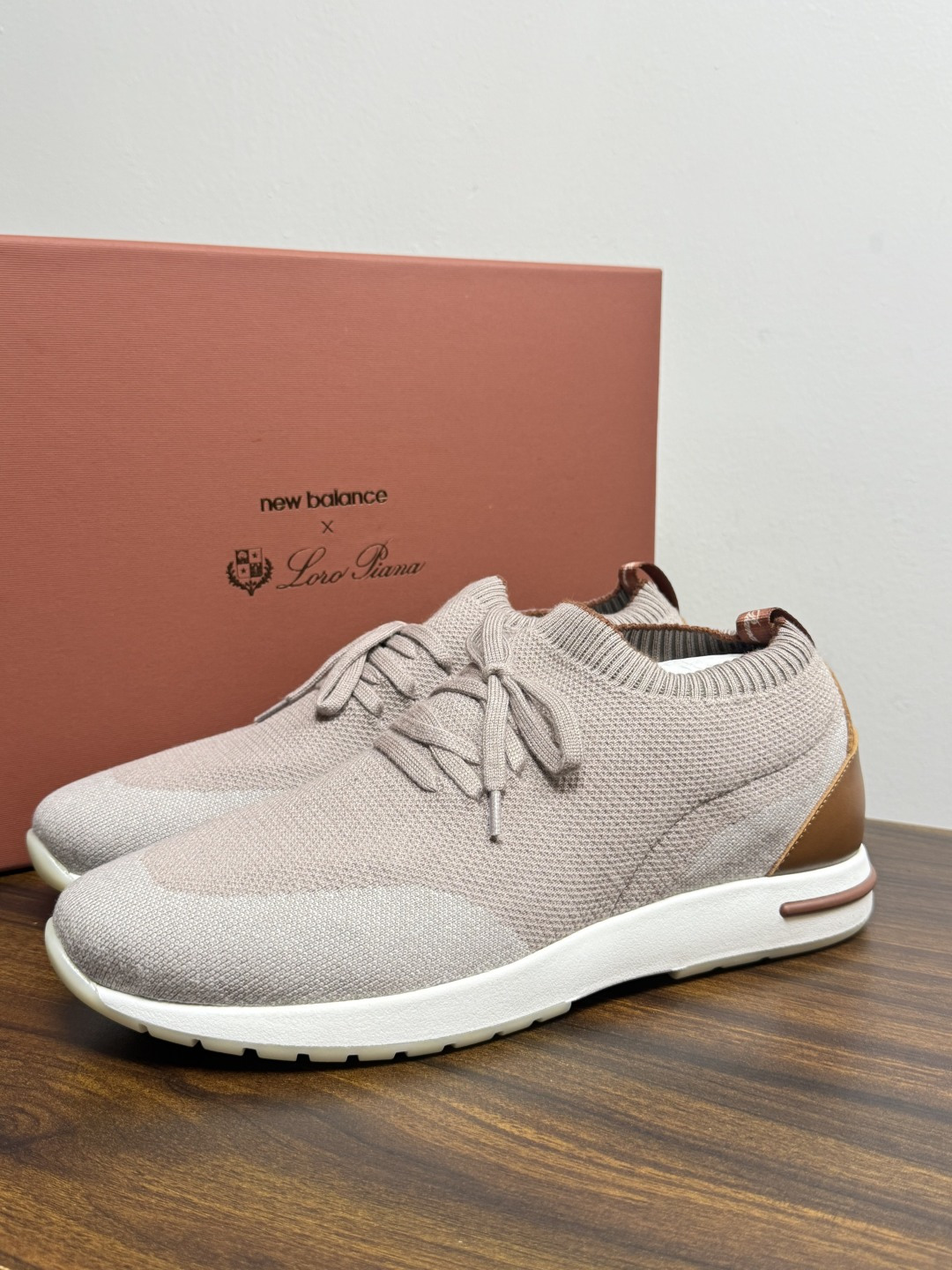 Loro Piana 针织袜套鞋​​，鞋面是针织/网眼袜套设计，整体造型是"静奢运动风"——远看像普通运动鞋，近看质感拉