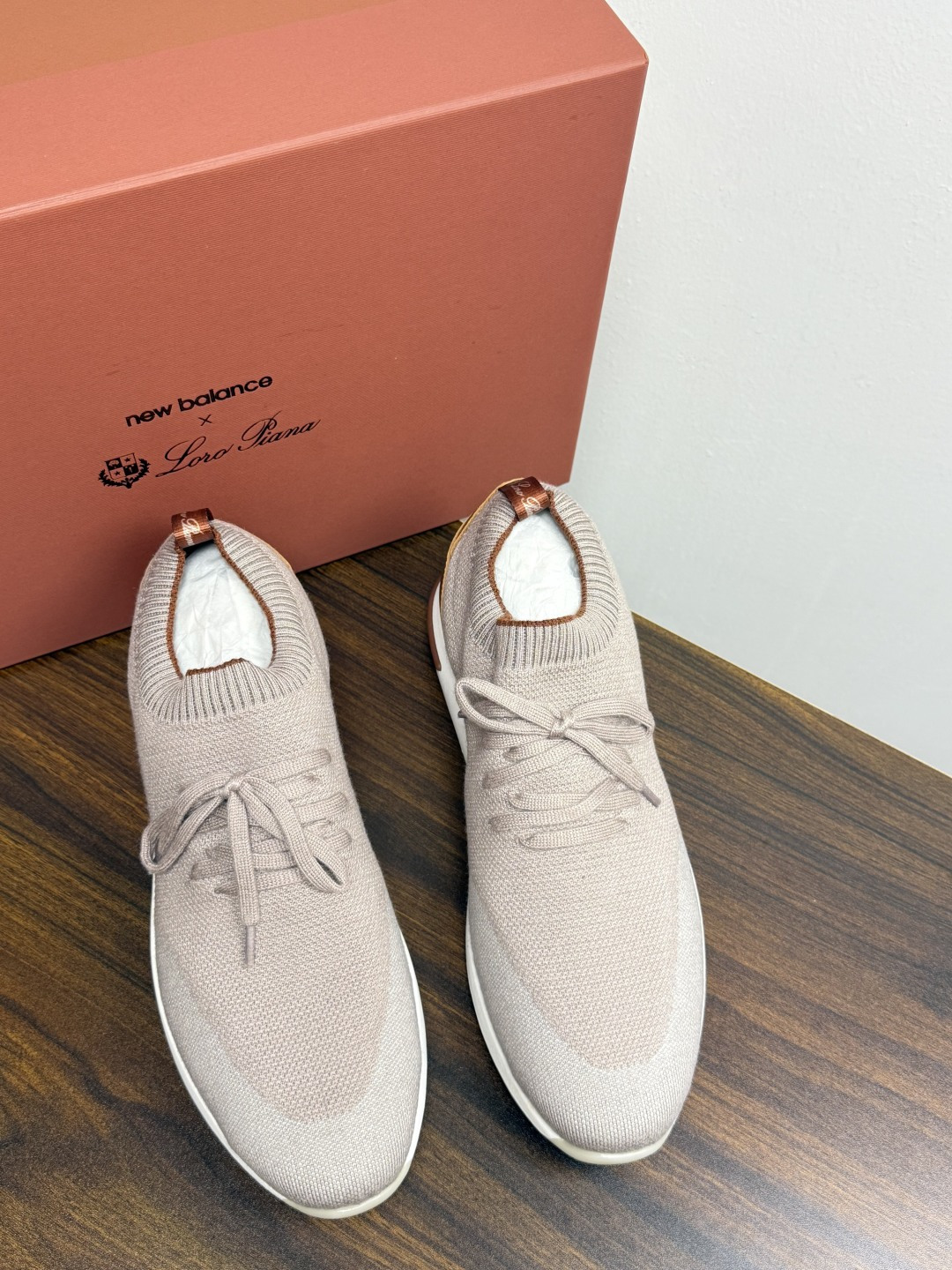Loro Piana 针织袜套鞋​​，鞋面是针织/网眼袜套设计，整体造型是"静奢运动风"——远看像普通运动鞋，近看质感拉