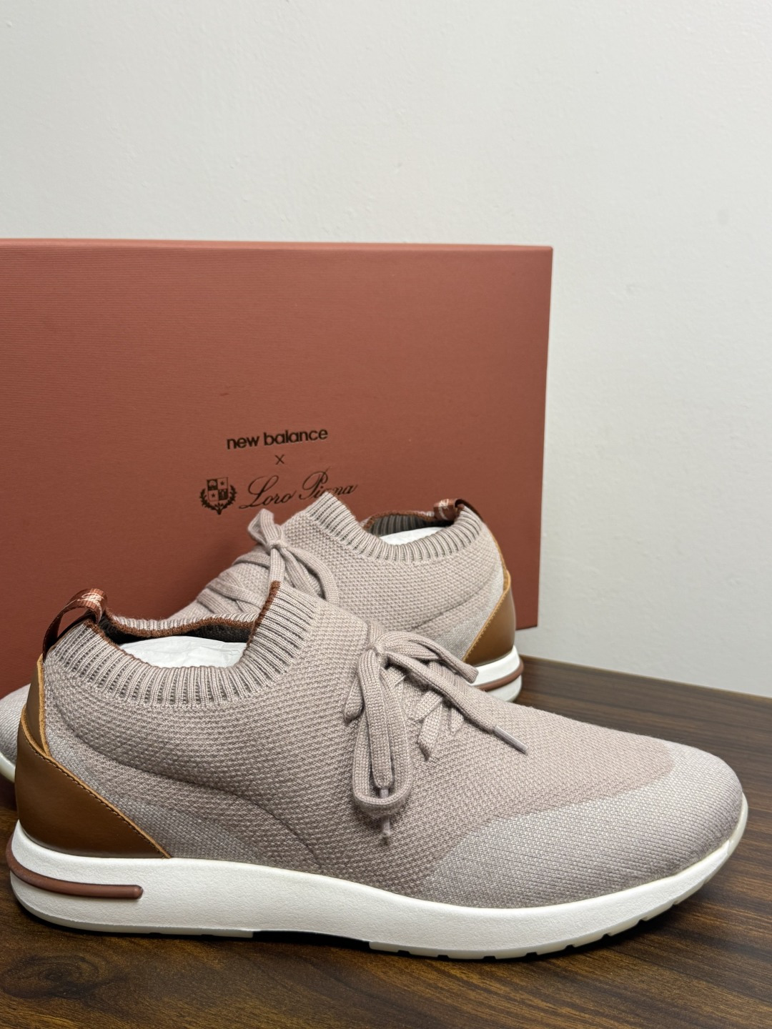 Loro Piana 针织袜套鞋​​，鞋面是针织/网眼袜套设计，整体造型是"静奢运动风"——远看像普通运动鞋，近看质感拉