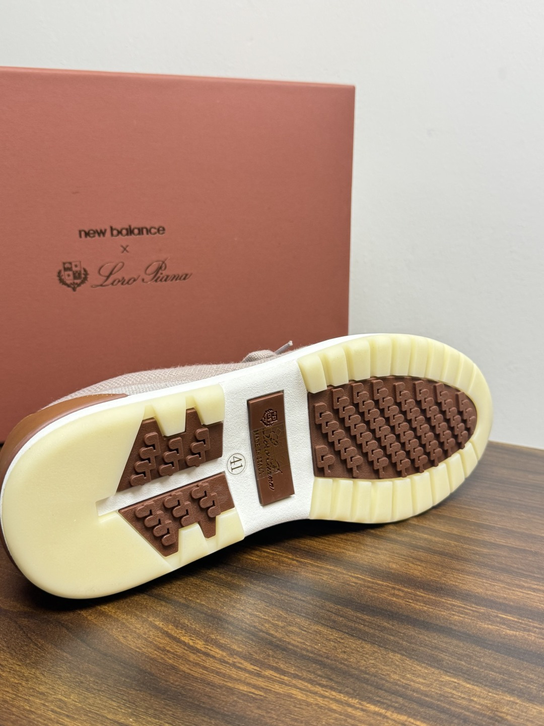 Loro Piana 针织袜套鞋​​，鞋面是针织/网眼袜套设计，整体造型是"静奢运动风"——远看像普通运动鞋，近看质感拉