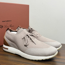Loro Piana 针织袜套鞋,鞋面是针织/网眼袜套设计,整体造型是"静奢运动风"——远看像普通运动鞋,近看质感拉 Loro Piana 针织袜套鞋,鞋面是针织/网眼袜套设计,整体造型是"静奢运动风"——远看像普通运动鞋,近看质感拉