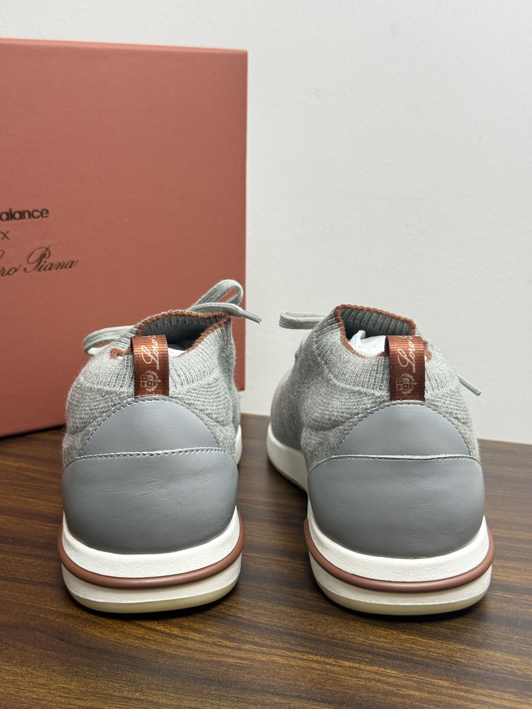 Loro Piana 针织袜套鞋​​，鞋面是针织/网眼袜套设计，整体造型是"静奢运动风"——远看像普通运动鞋，近看质感拉