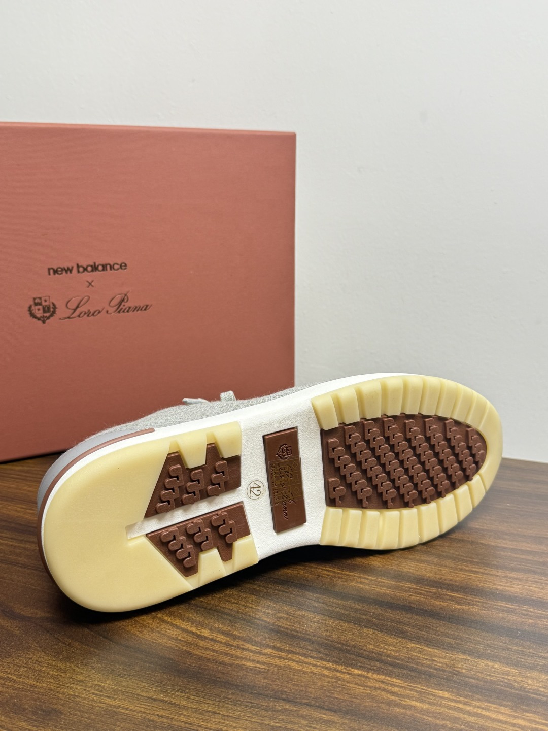 Loro Piana 针织袜套鞋​​，鞋面是针织/网眼袜套设计，整体造型是"静奢运动风"——远看像普通运动鞋，近看质感拉