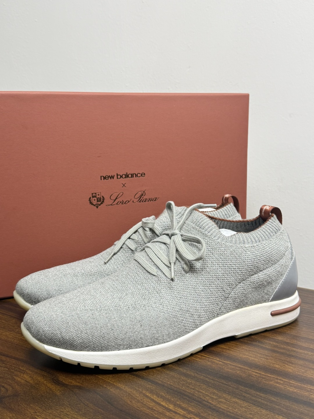 Loro Piana 针织袜套鞋​​，鞋面是针织/网眼袜套设计，整体造型是"静奢运动风"——远看像普通运动鞋，近看质感拉