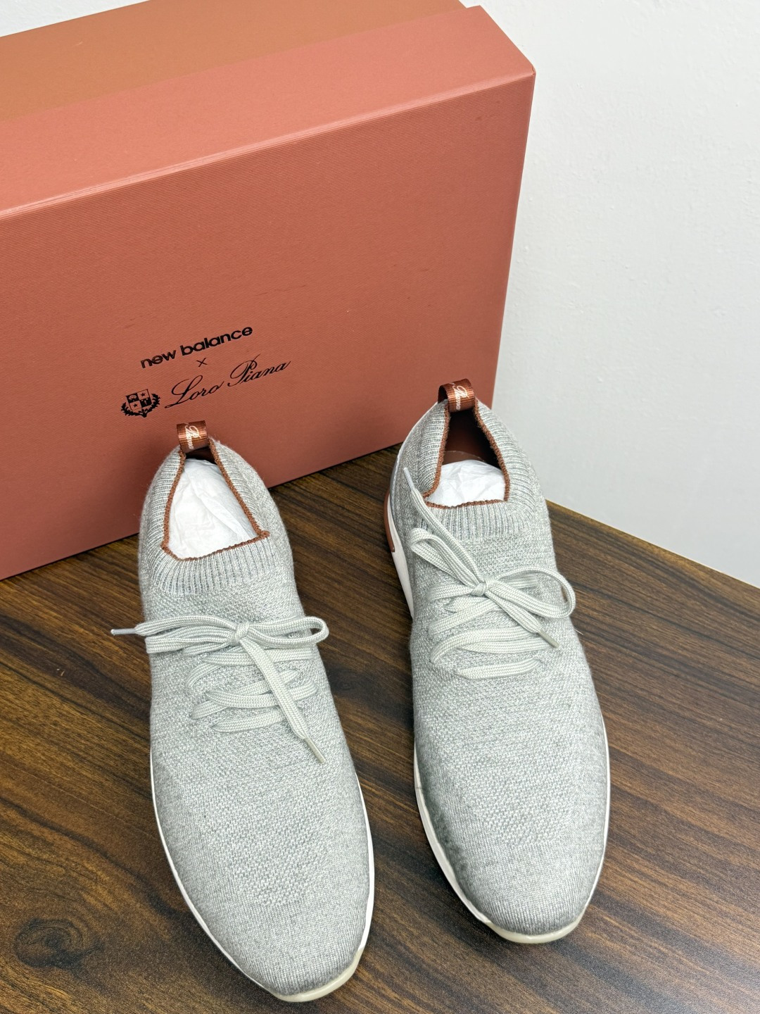 Loro Piana 针织袜套鞋​​，鞋面是针织/网眼袜套设计，整体造型是"静奢运动风"——远看像普通运动鞋，近看质感拉