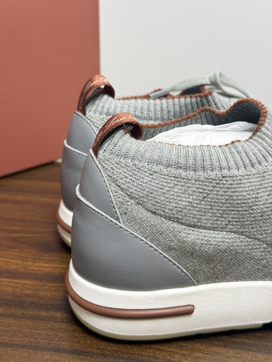 Loro Piana 针织袜套鞋​​，鞋面是针织/网眼袜套设计，整体造型是"静奢运动风"——远看像普通运动鞋，近看质感拉