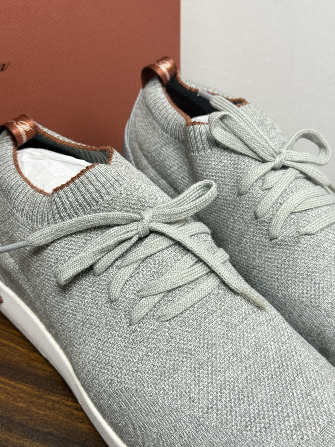 Loro Piana 针织袜套鞋​​，鞋面是针织/网眼袜套设计，整体造型是"静奢运动风"——远看像普通运动鞋，近看质感拉