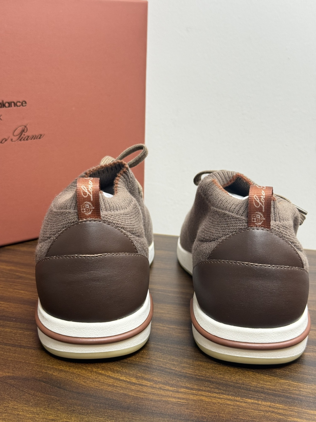 Loro Piana 针织袜套鞋​​，鞋面是针织/网眼袜套设计，整体造型是"静奢运动风"——远看像普通运动鞋，近看质感拉
