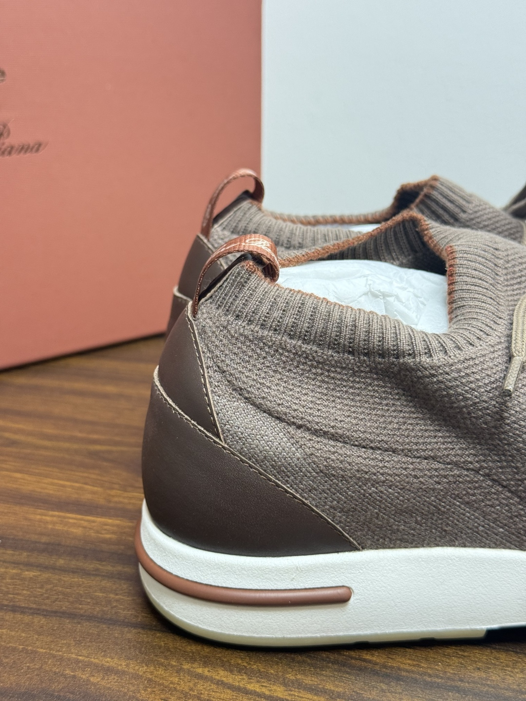 Loro Piana 针织袜套鞋​​，鞋面是针织/网眼袜套设计，整体造型是"静奢运动风"——远看像普通运动鞋，近看质感拉