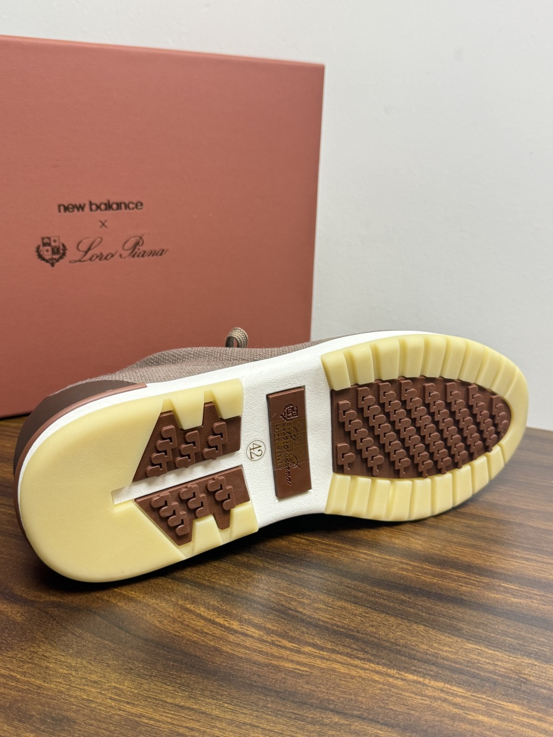 Loro Piana 针织袜套鞋​​，鞋面是针织/网眼袜套设计，整体造型是"静奢运动风"——远看像普通运动鞋，近看质感拉