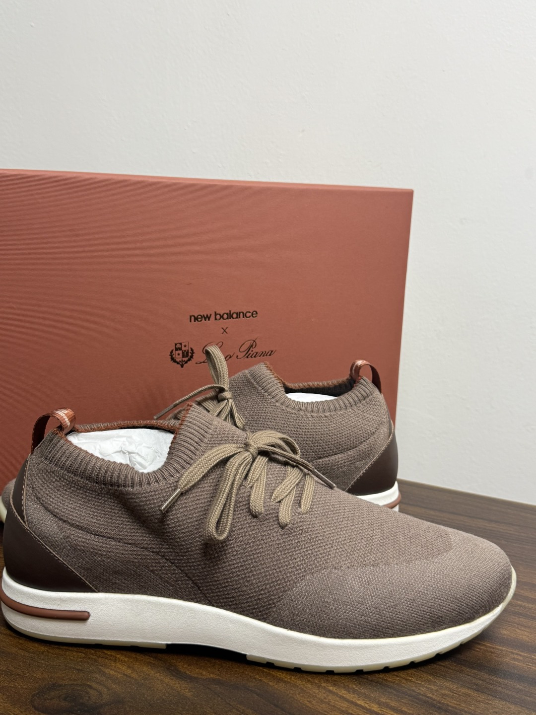 Loro Piana 针织袜套鞋​​，鞋面是针织/网眼袜套设计，整体造型是"静奢运动风"——远看像普通运动鞋，近看质感拉