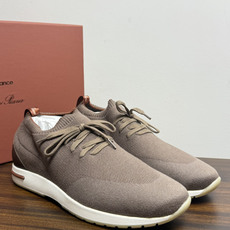 Loro Piana 针织袜套鞋,鞋面是针织/网眼袜套设计,整体造型是"静奢运动风"——远看像普通运动鞋,近看质感拉 Loro Piana 针织袜套鞋,鞋面是针织/网眼袜套设计,整体造型是"静奢运动风"——远看像普通运动鞋,近看质感拉