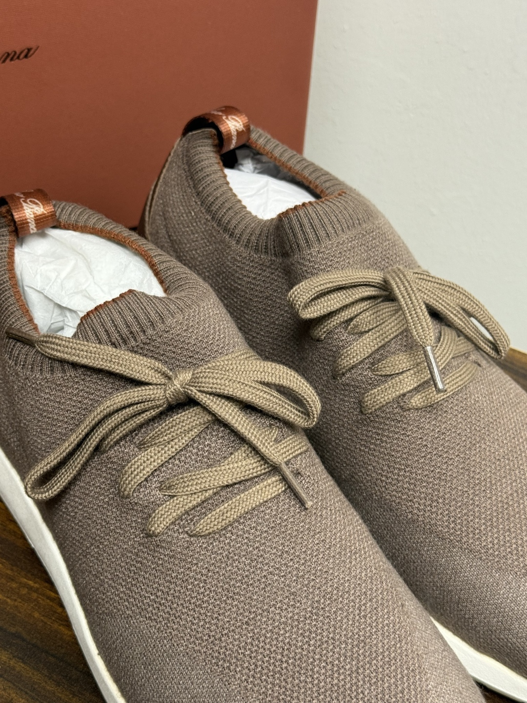Loro Piana 针织袜套鞋​​，鞋面是针织/网眼袜套设计，整体造型是"静奢运动风"——远看像普通运动鞋，近看质感拉